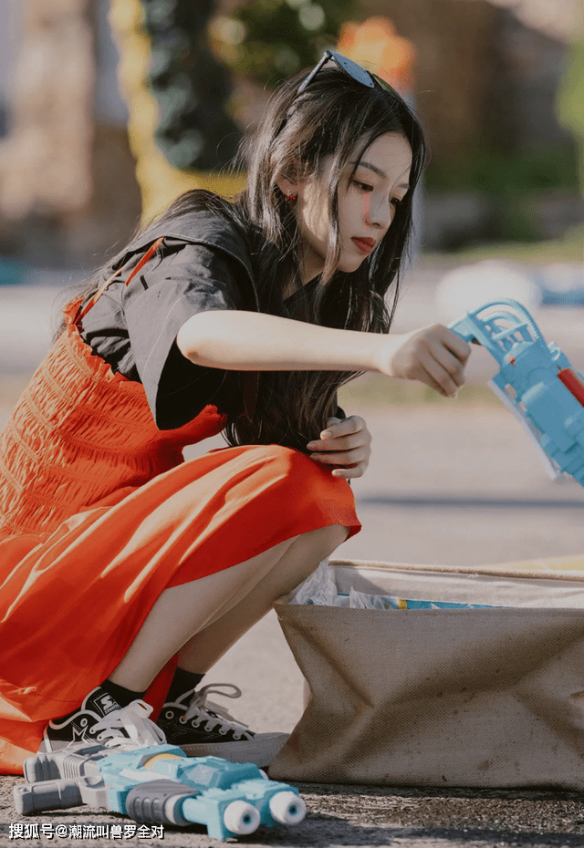 李宇春|明星球鞋上脚｜李宇春穿巴黎世家高级感十足，欧阳娜娜风格百变！