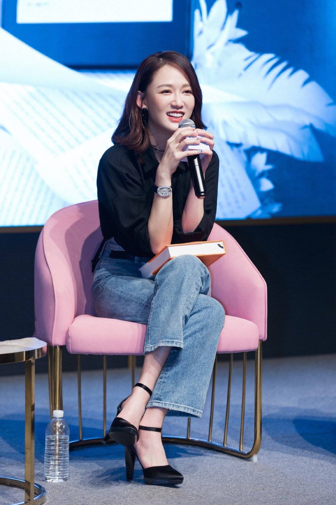 陈乔恩|陈乔恩身着印花风衣长靴现身，优雅率性，40岁仍旧少女感十足