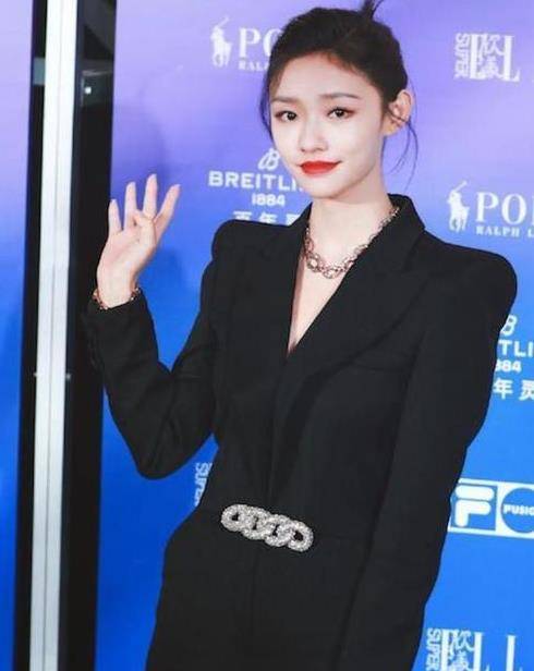 黑色|看完林允这身西装，我终于明白她为什么可以成为星女郎了