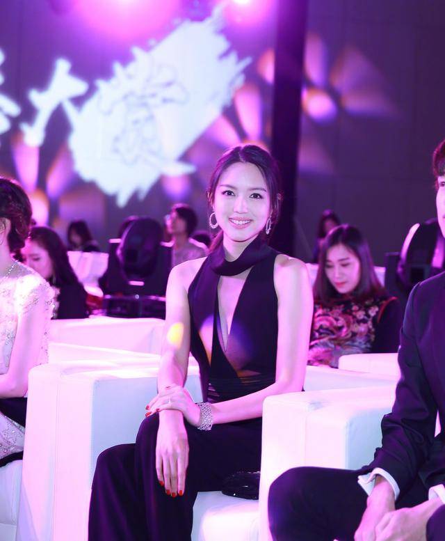 黑色|张梓琳不愧是世界小姐,水钻开叉裙高贵明艳,与友人合照美得出众