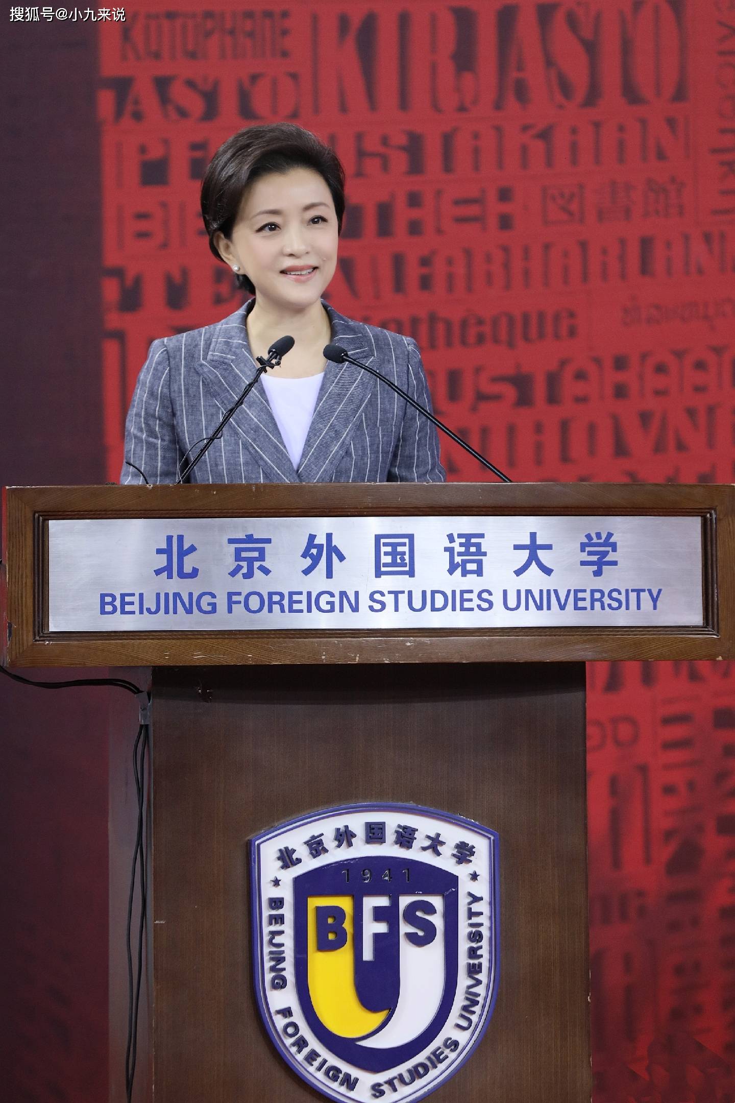 色调|杨澜罕见现身却被喊显老，51岁这种状态，已经非常高雅迷人了