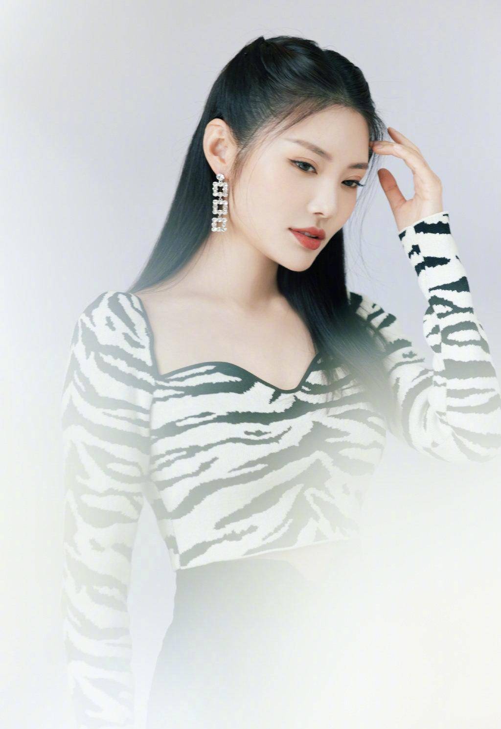 徐冬冬|徐冬冬太懂“秀身材”，穿斑马纹上衣配高腰长裤，曲线感太强