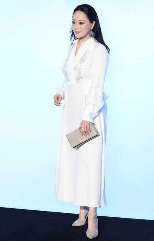 原创章小蕙越老越有味道,白衬衫配长裙优雅大气,58岁依旧光彩照人