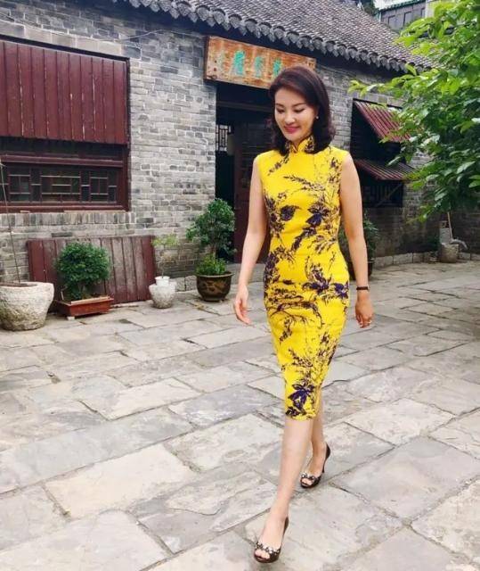 黑色|刘芳菲从不赶时髦，穿白色连体裤配个“草编包”，简约随性真高级