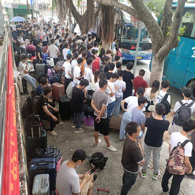 实拍富士康暑假工进工厂中介开大巴车接送门口排起上百米队伍