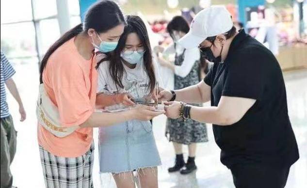 黑色|韩红瘦40斤身形变化大，穿潮牌戴名表走机场，腿细到塞不满裤管