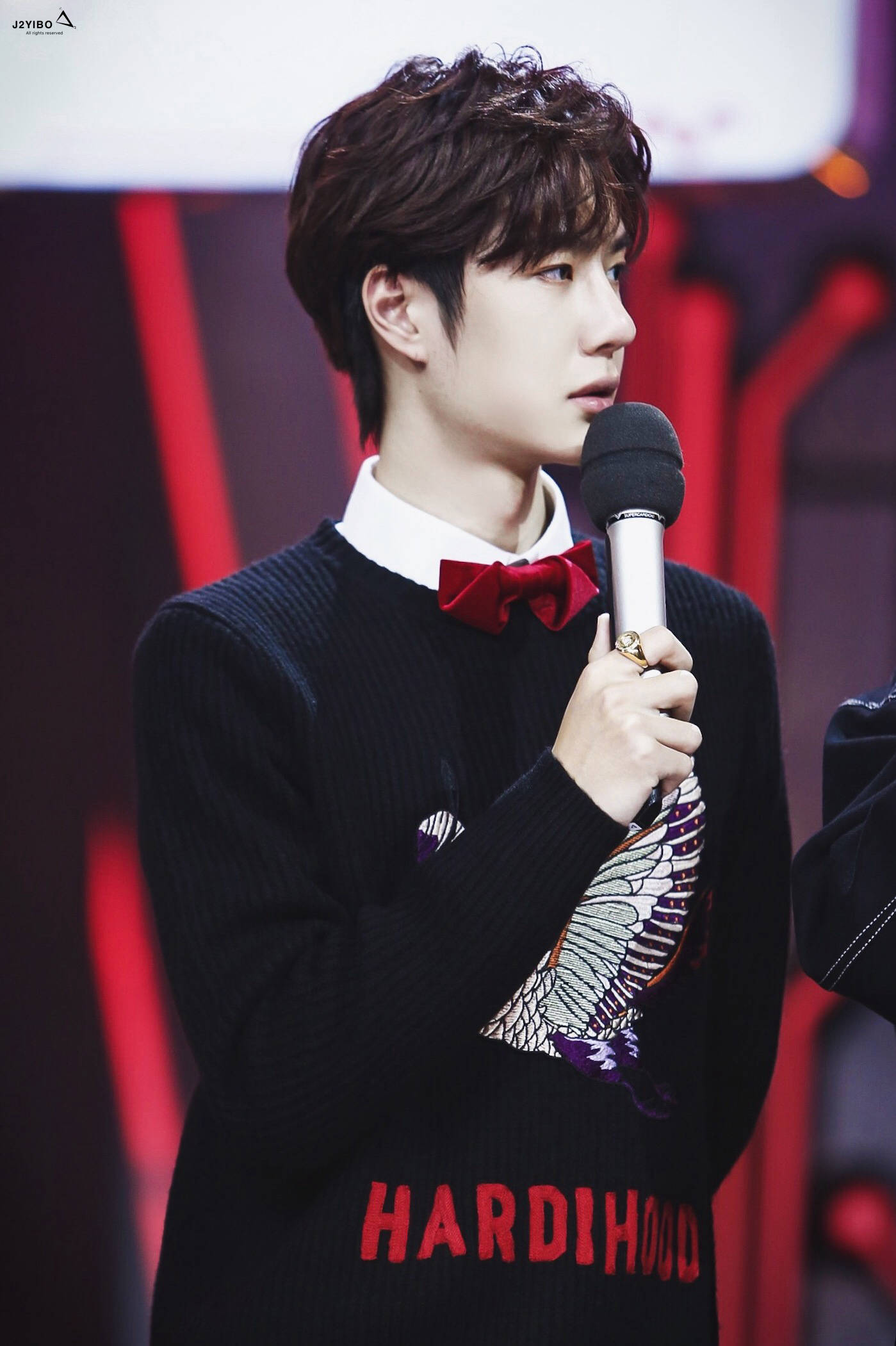 色调|当酷盖王一博与温柔针织衫碰撞，最经典时髦的5种穿法，可A可奶