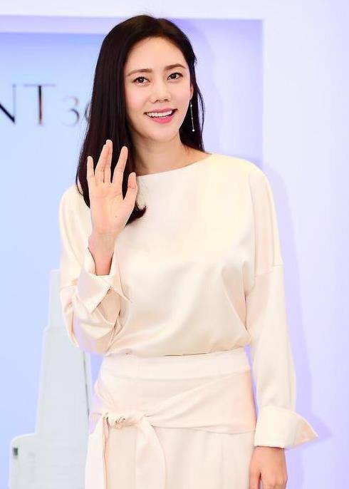 变化|秋瓷炫状态真好,当了妈穿裙子曲线没变化,身材有肉也不显胖