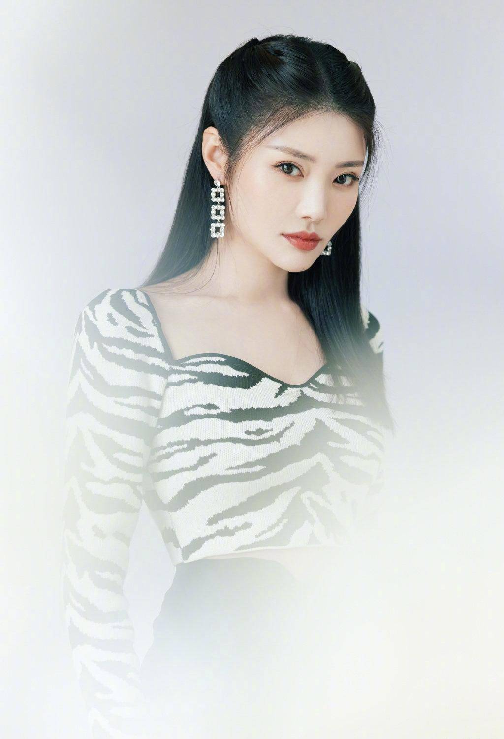 徐冬冬|徐冬冬太懂“秀身材”，穿斑马纹上衣配高腰长裤，曲线感太强