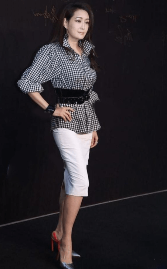 孟广美身材好到让人无法忽视老土格纹衬衫她都穿出满满女人味