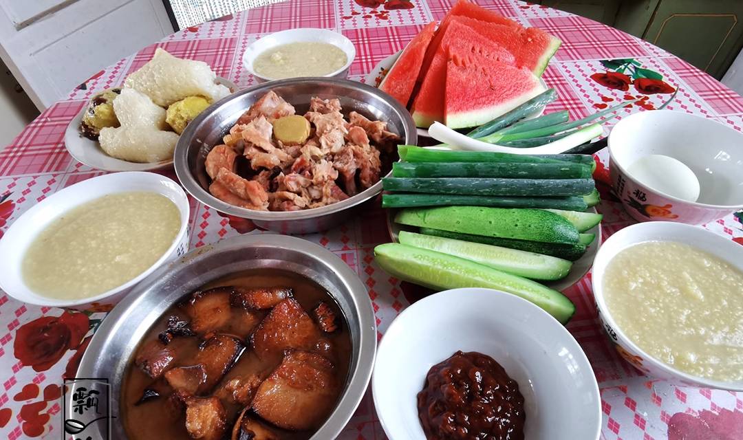 小时候|住娘家,老妈不到5点早起,炖了两锅肉,早餐组合让人哭笑不得