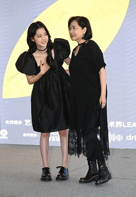 暗色|欧阳娜娜妈妈罕见露面,小黑裙配马丁靴真时髦,母女俩共用一张脸