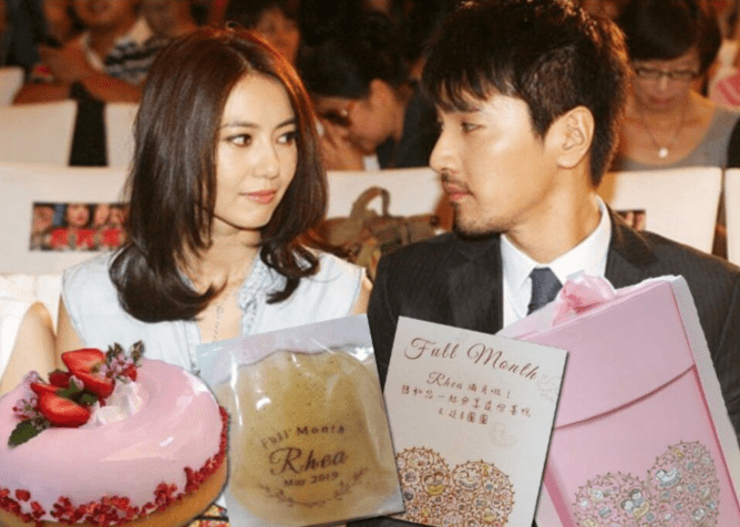 广告|高圆圆拍广告穿紧身连衣裙，手捧微凸小腹不断抚摸被指怀二胎