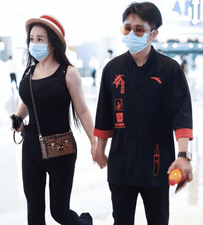 冉莹颖|邹市明携美娇妻现身机场,冉莹颖穿紧身黑色吊带背心,大秀身材