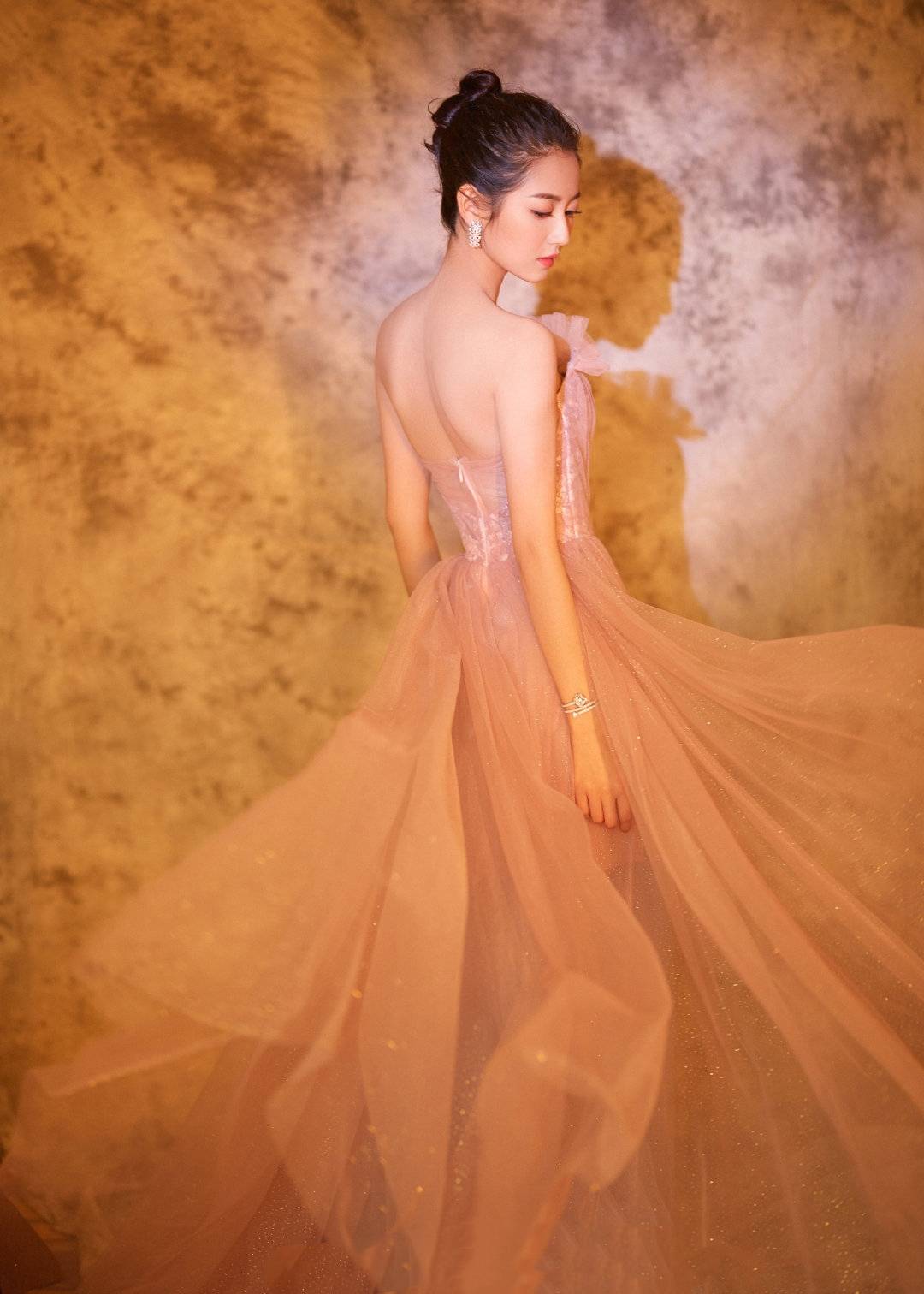 美得|怪不得被唐嫣一眼看中，陈钰琪紫色轻纱裙美得出众，气质小花少见