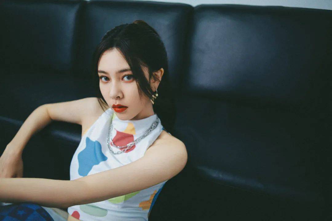 对比|初伏的夏天，选择白色吊带短背心和蓝色的直筒裤，清新还有小蛮腰的展现