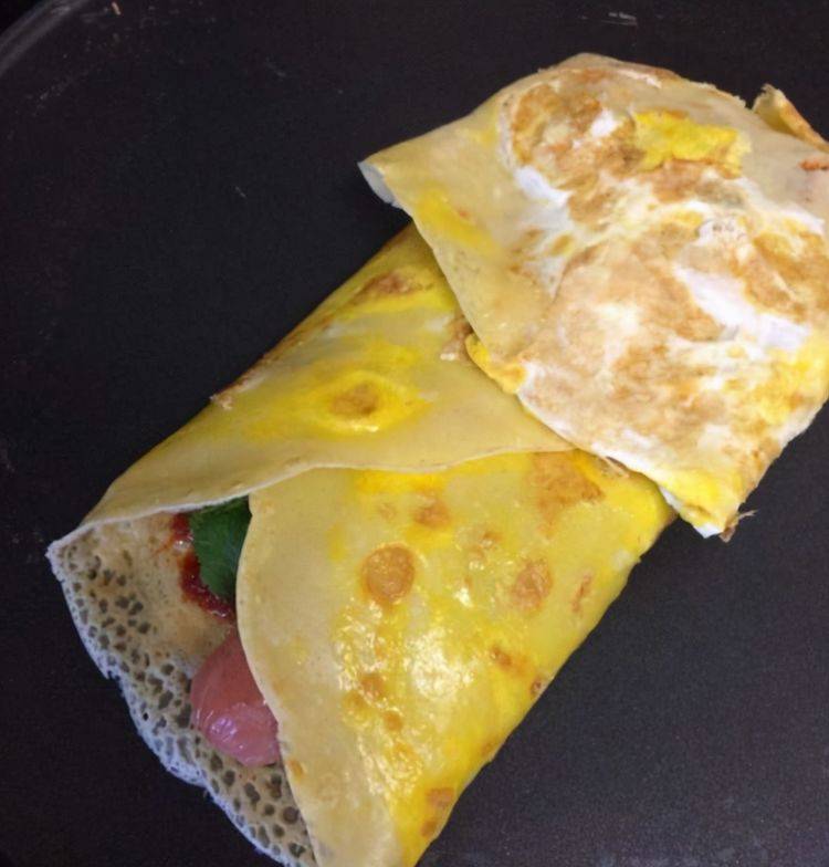 加入适量|巨好吃的早餐鸡蛋饼，又香又软，焦黄酥脆好吃的不得了呢，贼美味