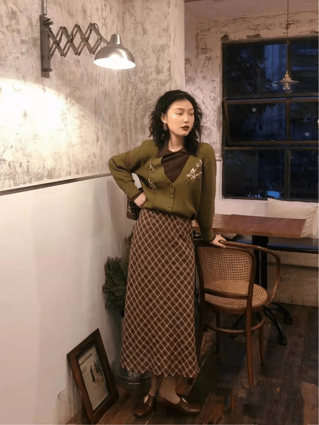 色调|拒绝黑色，暖夏这几种“复古色穿搭”受欢迎，高级摩登又提气质