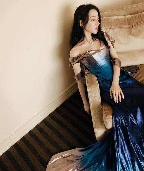 高跟鞋|迪丽热巴真懂时尚，穿“鸡尾酒”礼裙包裹曲线，渐变色尽显高级