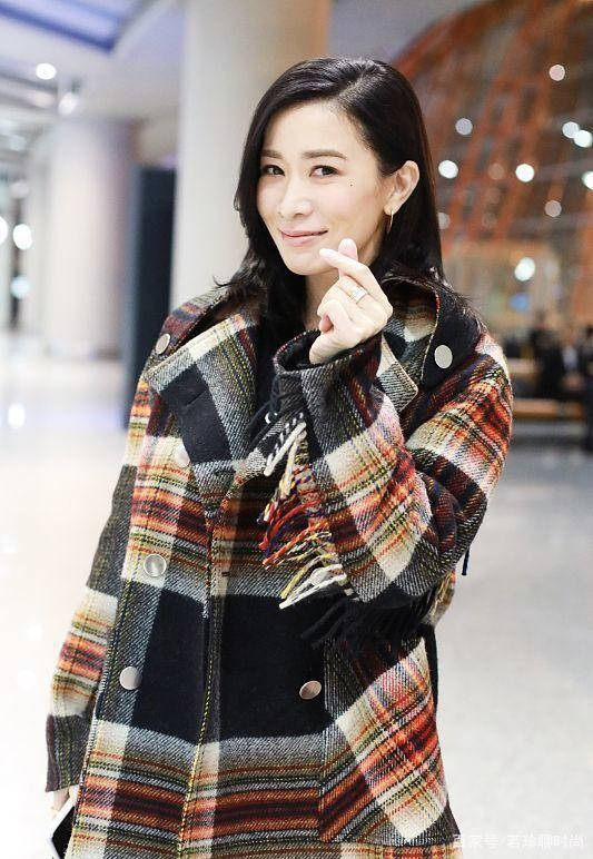 佘诗曼|黎姿佘诗曼久违同框，两个女人都奔五了，看着还是那么美