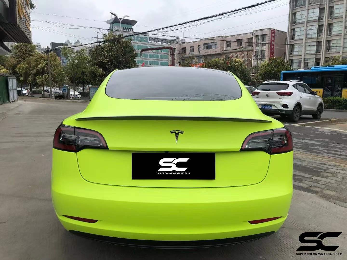 色彩|黑色改黄色！特斯拉MODEL3装贴SC改色膜消光荧草黄