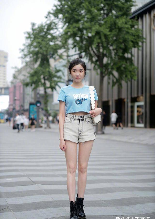 因为|露脐上衣太美太耀眼了,简单大气修饰身材,微胖女孩也能驾驭