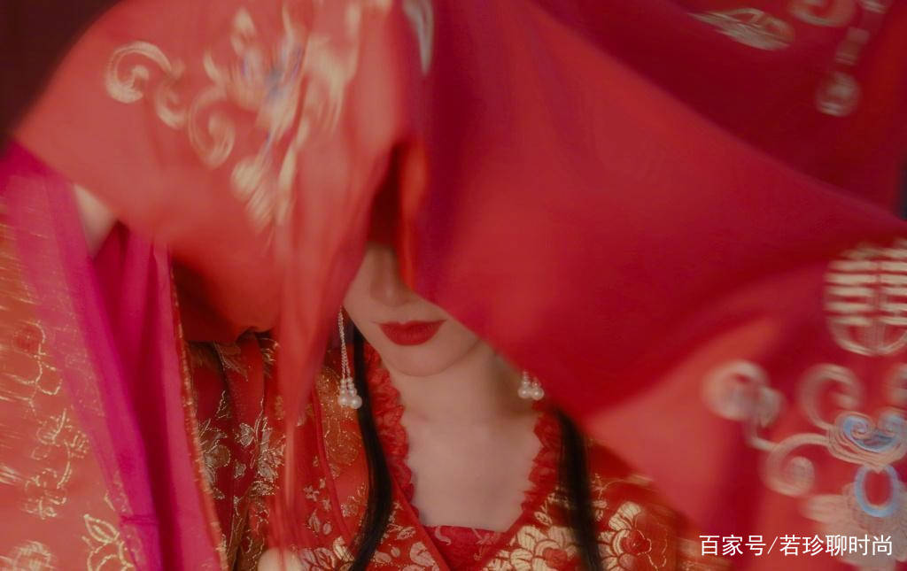 服装|黄奕虽然保养得很好，但重扮李玉湖还是不太像，气场看着太稳重了