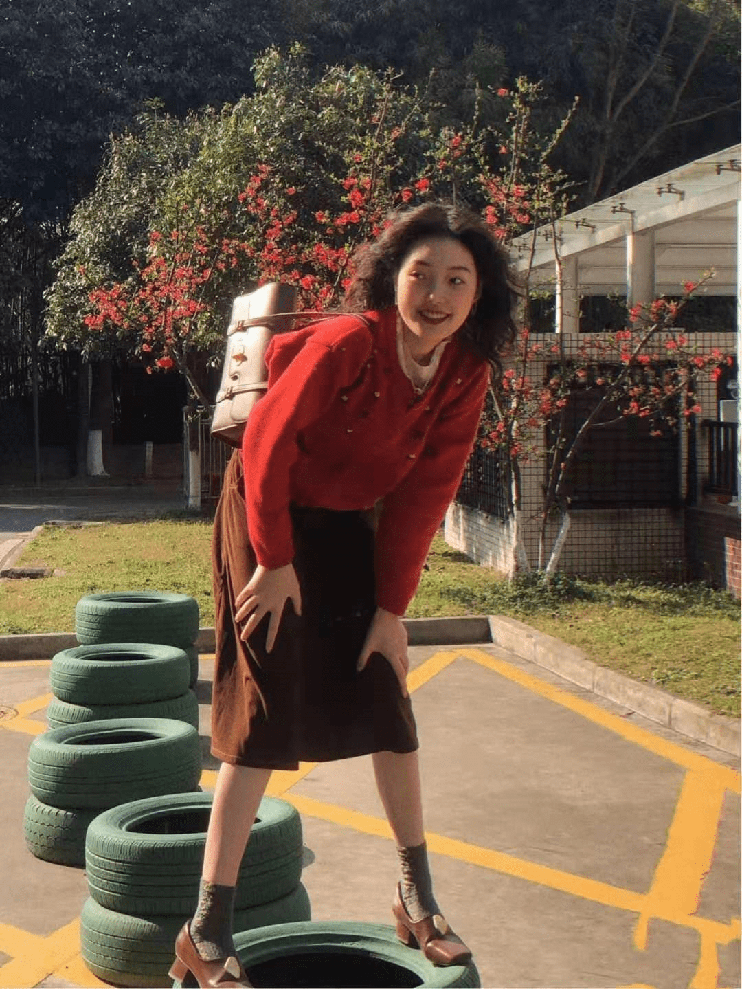 色调|拒绝黑色，暖夏这几种“复古色穿搭”受欢迎，高级摩登又提气质