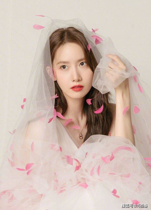 纱裙|林允儿终于性感了一次!穿露背装前面保守后面放纵,气质又甜又辣