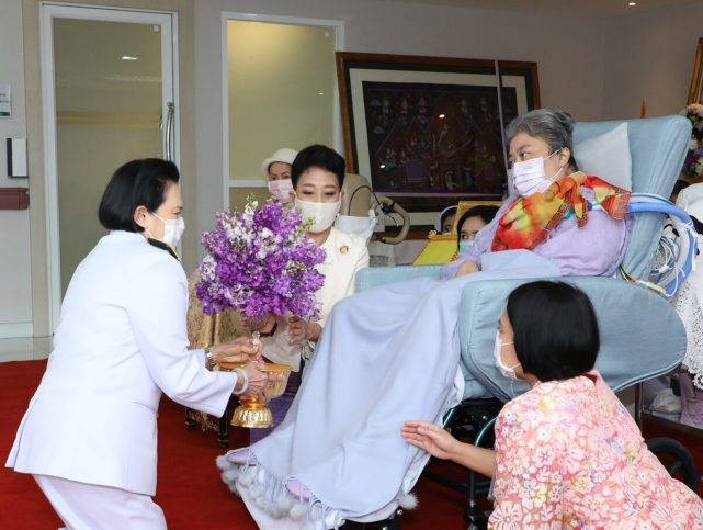 苹果绿|泰王大公主凹造型失败!穿紧身泰服勒出鼓鼓的肚腩,苏提达变美啦