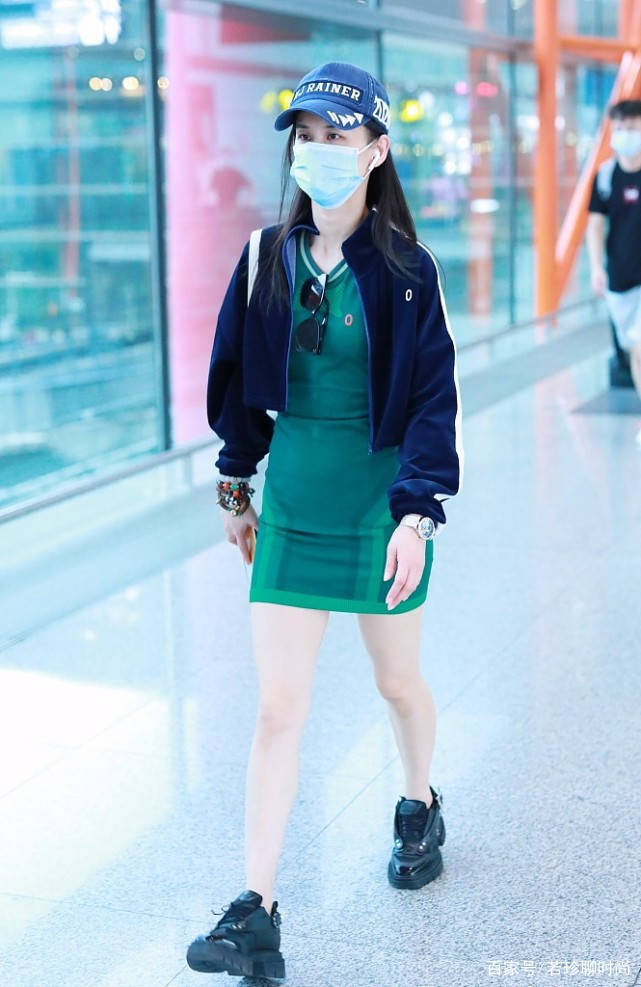 身材|黄圣依的气质可真富贵，选择裙子这么绿，清新可爱，却很有阔太范