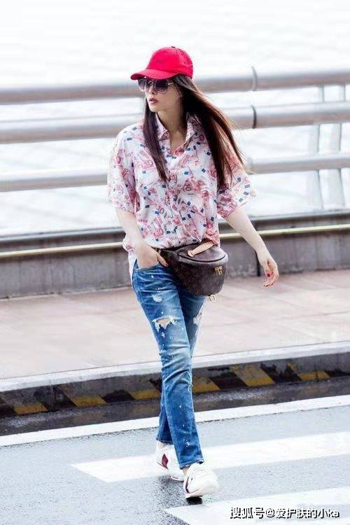 效果|伊能静一点都不服老，印花修身短裙玩油画风，高冷复古韵味十足