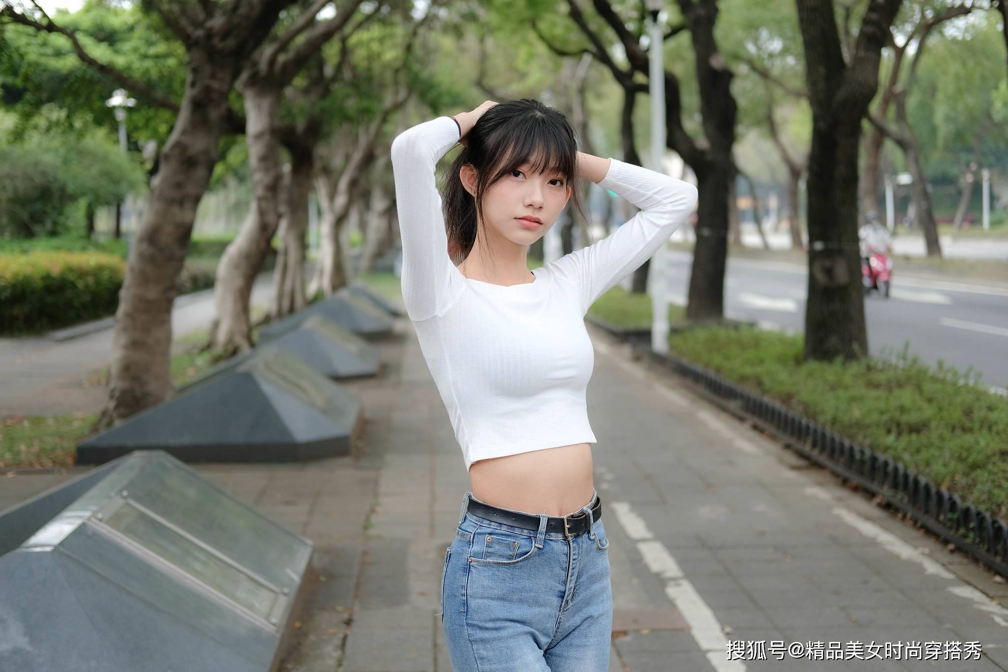 长袖|白色针织衫搭配牛仔裤+平底鞋，整体的风格简约又休闲，清爽舒适