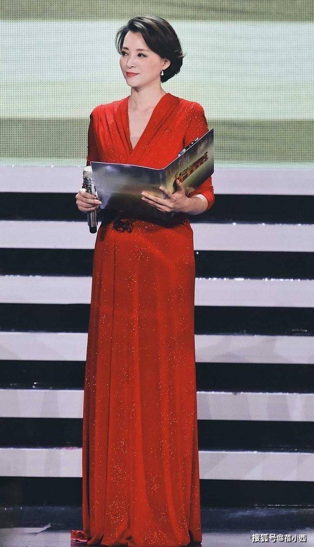 设计|董卿又展现高级感!穿西装内搭连体裤优雅又时髦,40+女性可照穿