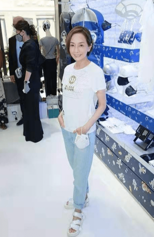 发型|61岁毛舜筠才是不老女神，白T恤配牛仔裤，简简单单穿出青春活力