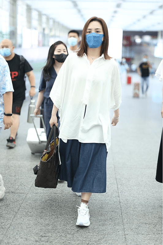 显得|阿娇这身穿搭挺清爽的，就是衣服太宽松没什么曲线，腰也看不到了