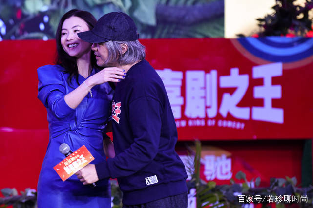 运动感|谁说头发白就不年轻，周星驰头发花白搂着张柏芝，也很时尚酷炫