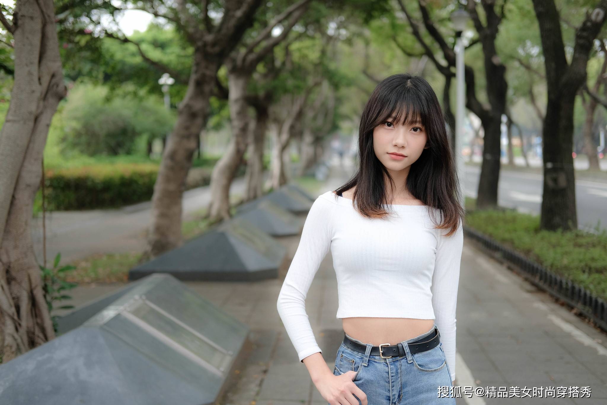 长袖|白色针织衫搭配牛仔裤+平底鞋，整体的风格简约又休闲，清爽舒适