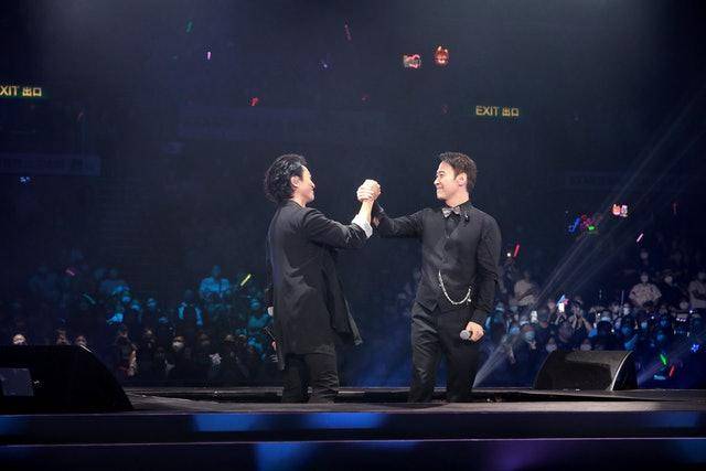 原创黎明演唱会与郑伊健背对背合唱友情岁月