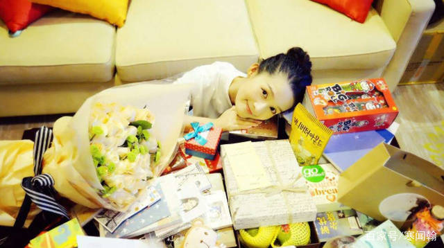 米色|李沁豪宅曝光,阳台俯瞰海面,风景太好了