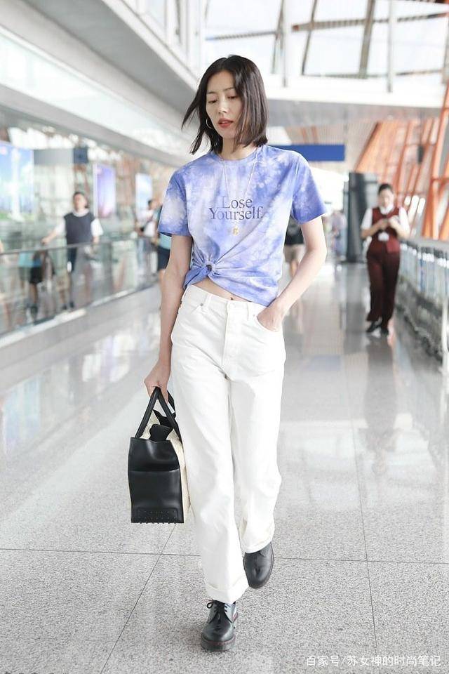 设计|“T恤塞裤腰”过时了，今夏明星都在这样穿，照着穿轻松美过路人
