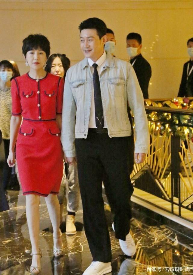 服装|鲍蕾还是换个发型吧，短发造型看着闷闷的，显的比陆毅要老了