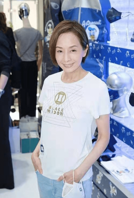 发型|61岁毛舜筠才是不老女神，白T恤配牛仔裤，简简单单穿出青春活力