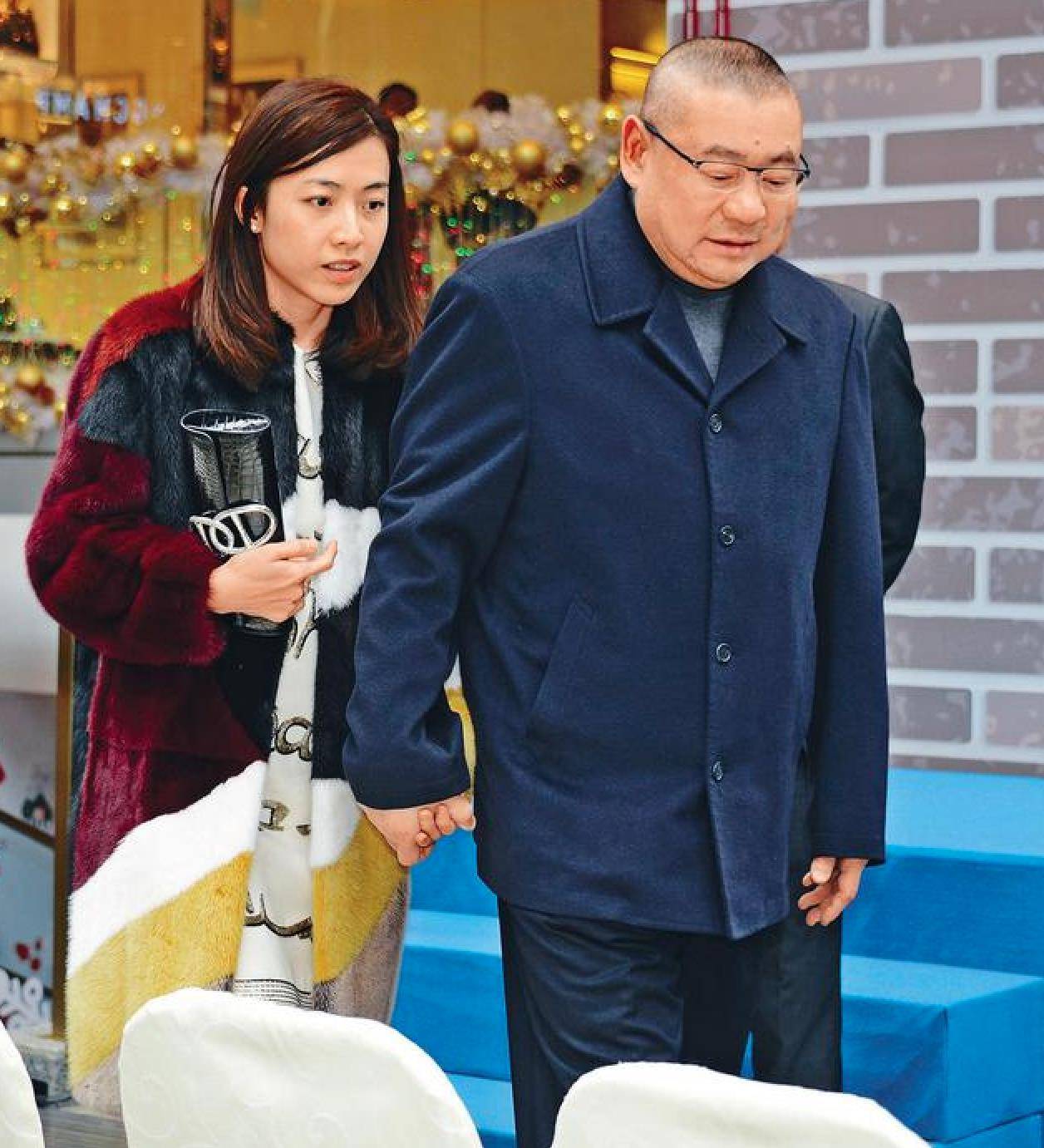 甘比|郑秀文现身发胖了！穿衣时髦个性，身旁甘比穿大牌裙装反而显臃肿