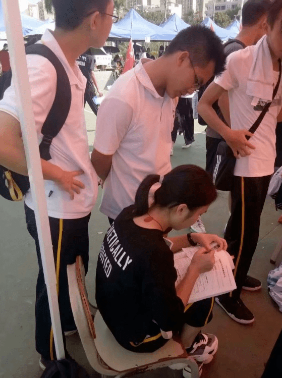 19岁残疾女孩带着高考成绩单到玩具厂上夜班她的心愿让人动容