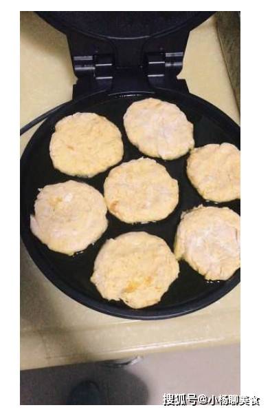 面团|这样制作出来的南瓜饼，好吃还有奶香味，孩子们很喜欢