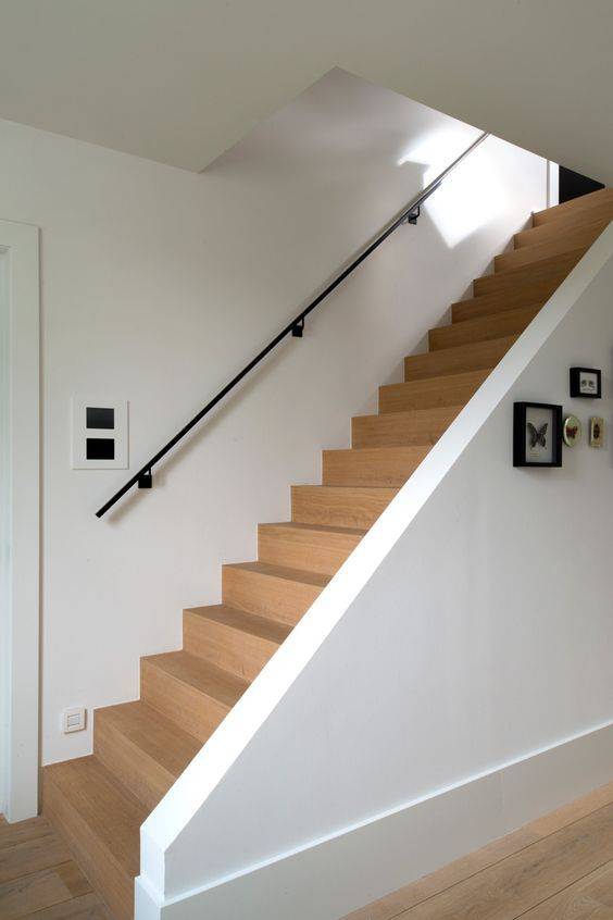 有钱谁不想买复式楼?独门独户,楼梯一侧做半墙,上上下下更耐看