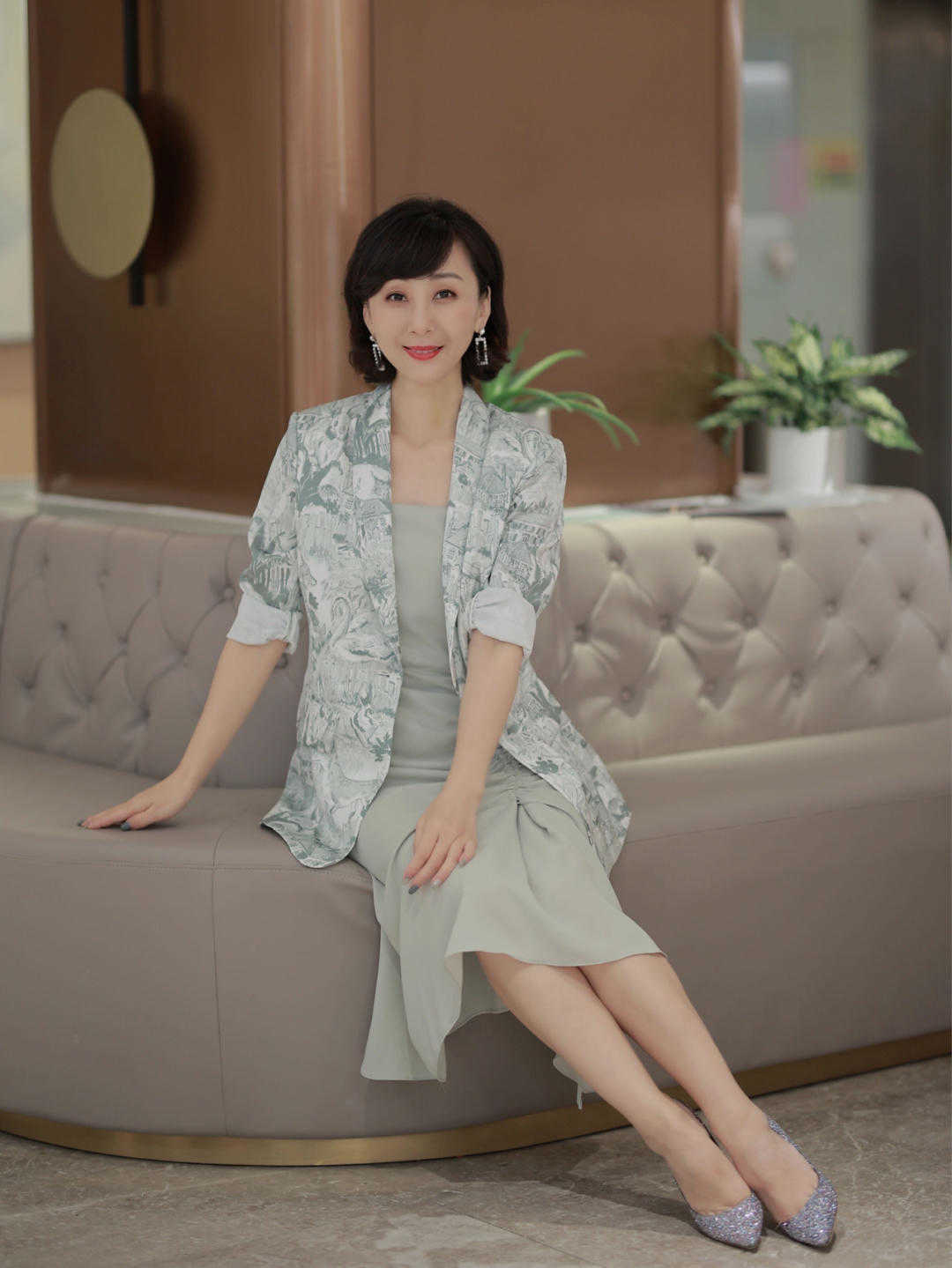 黑色|成熟女人的气质，穿搭温柔又优雅，简约又不简单