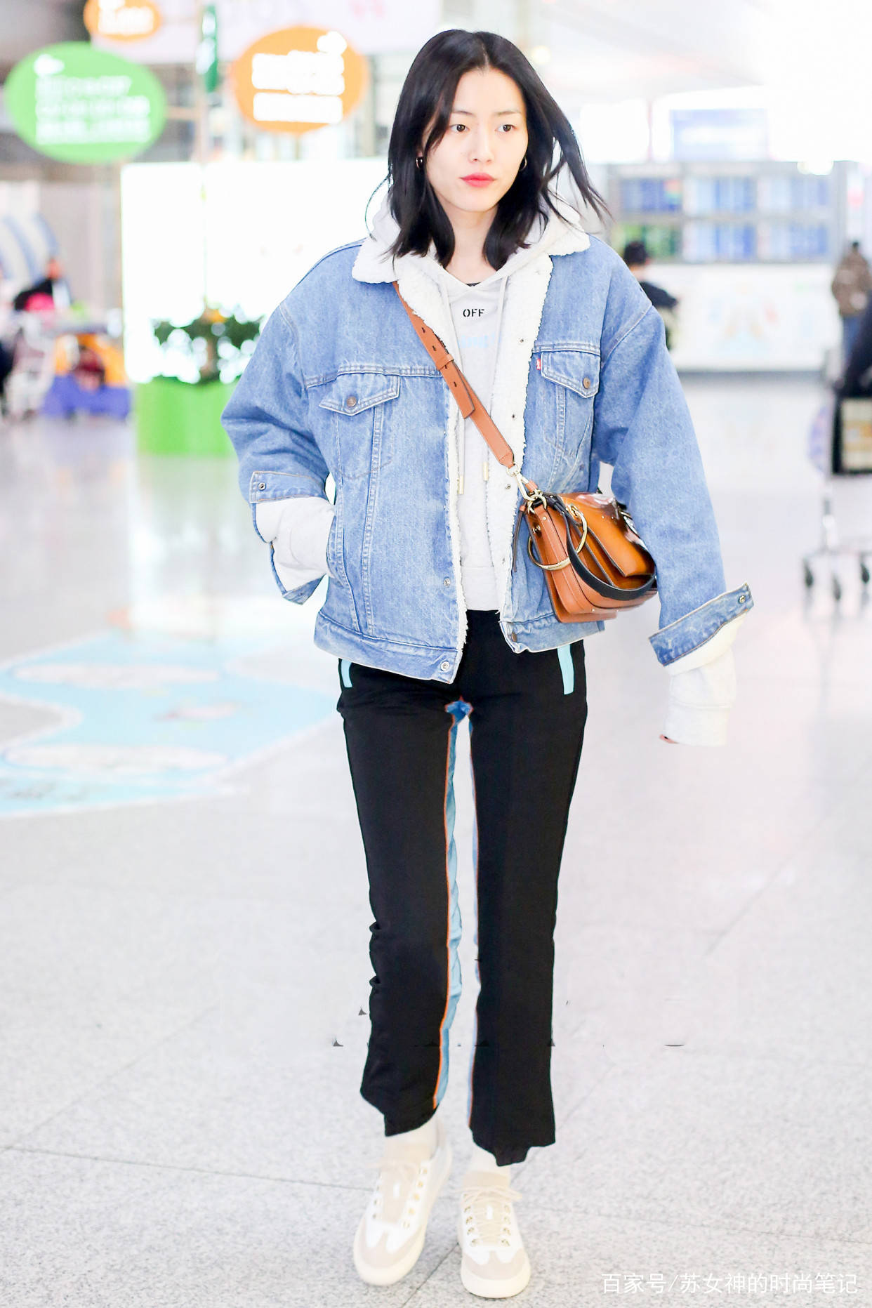 卫衣|早夏火了一种穿法，叫“短上衣+牛仔裤”，简约上档次，谁穿谁美