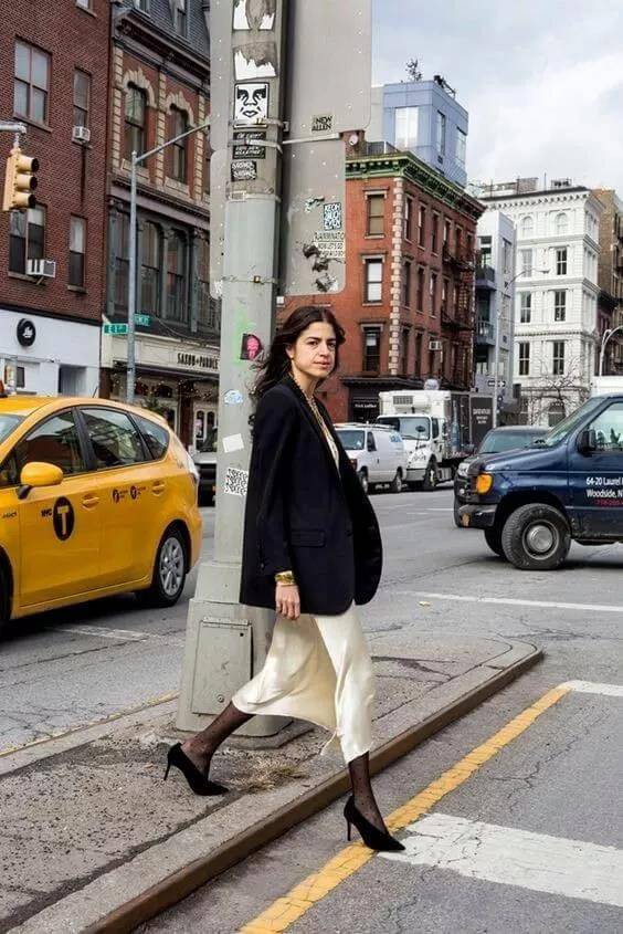 女生|别穿无痕靴了，2021流行这双“笔尖鞋”，优雅显腿长，女人味十足